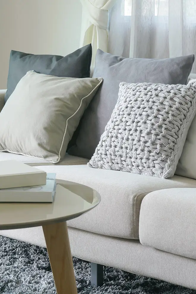 Moderne Couch mit Kissen unterschiedlichen Materialien