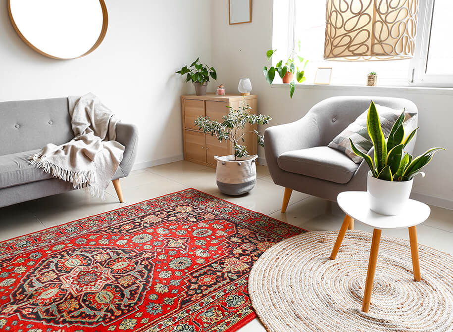 Wohnzimmer mit einerMischung aus modernen skandinavischen und traditionellen orientalischen Möbeln und Accessoires