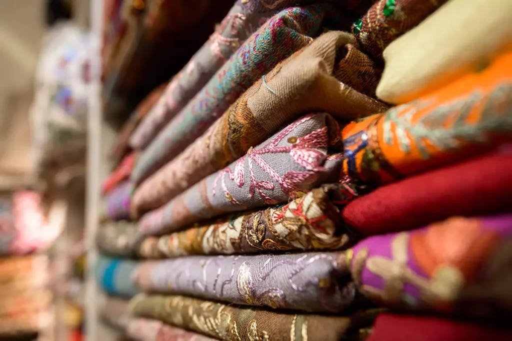Bunt gemusterte Stoffe orientalischer Art warten auf Käufer