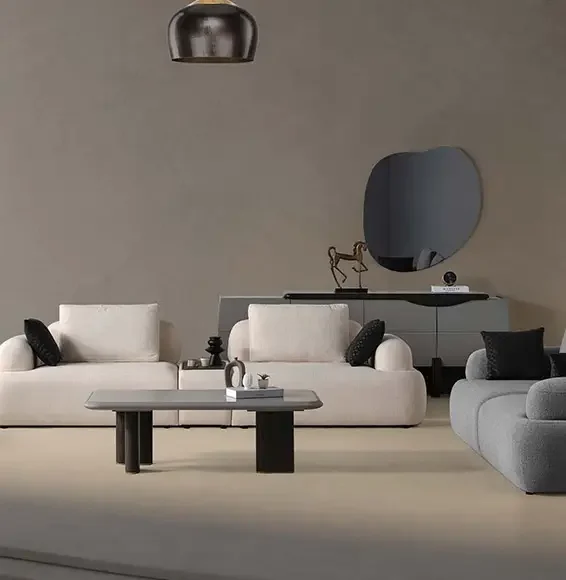 Helle Couch und graue Sessel von D-Lux