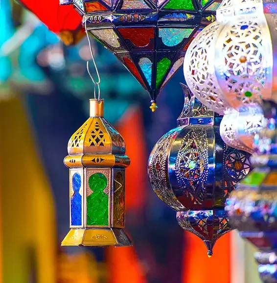 D-Lux Möbel – Ratgeber Orientalische Möbel Orientalische Laternen und Windlichter hängen nebeneinander