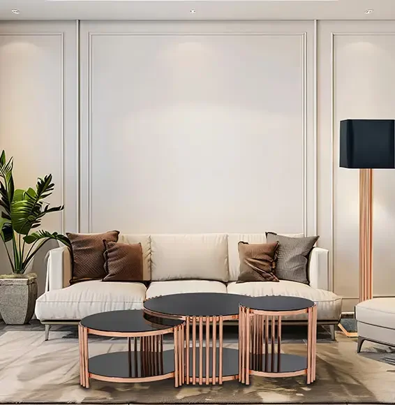 Dreifach-Beistelltisch aus Metall vor einem modernen Sofa