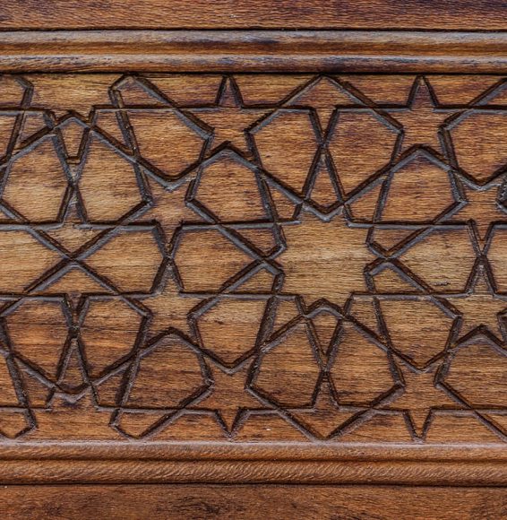 Orientalisches Arabeskenmuster auf Holz